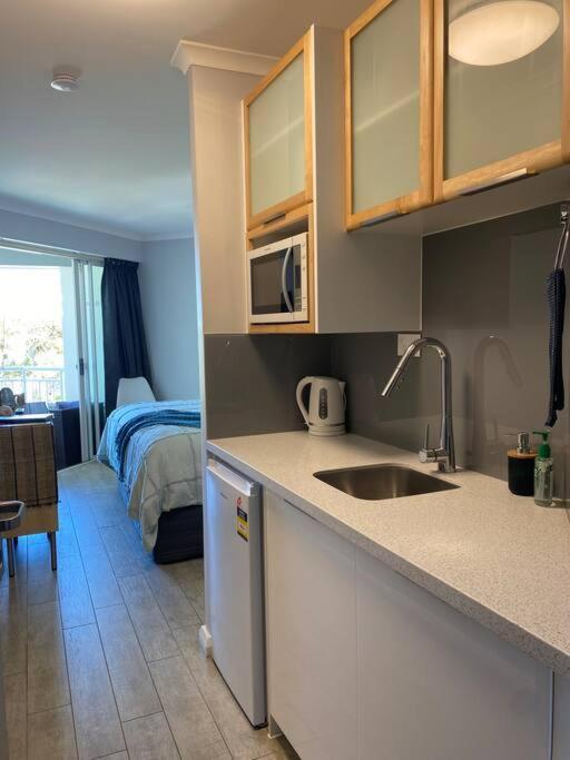 Alex Heads Beachfront Resort King Bed Studio Room Alexandra Headland Exterior foto